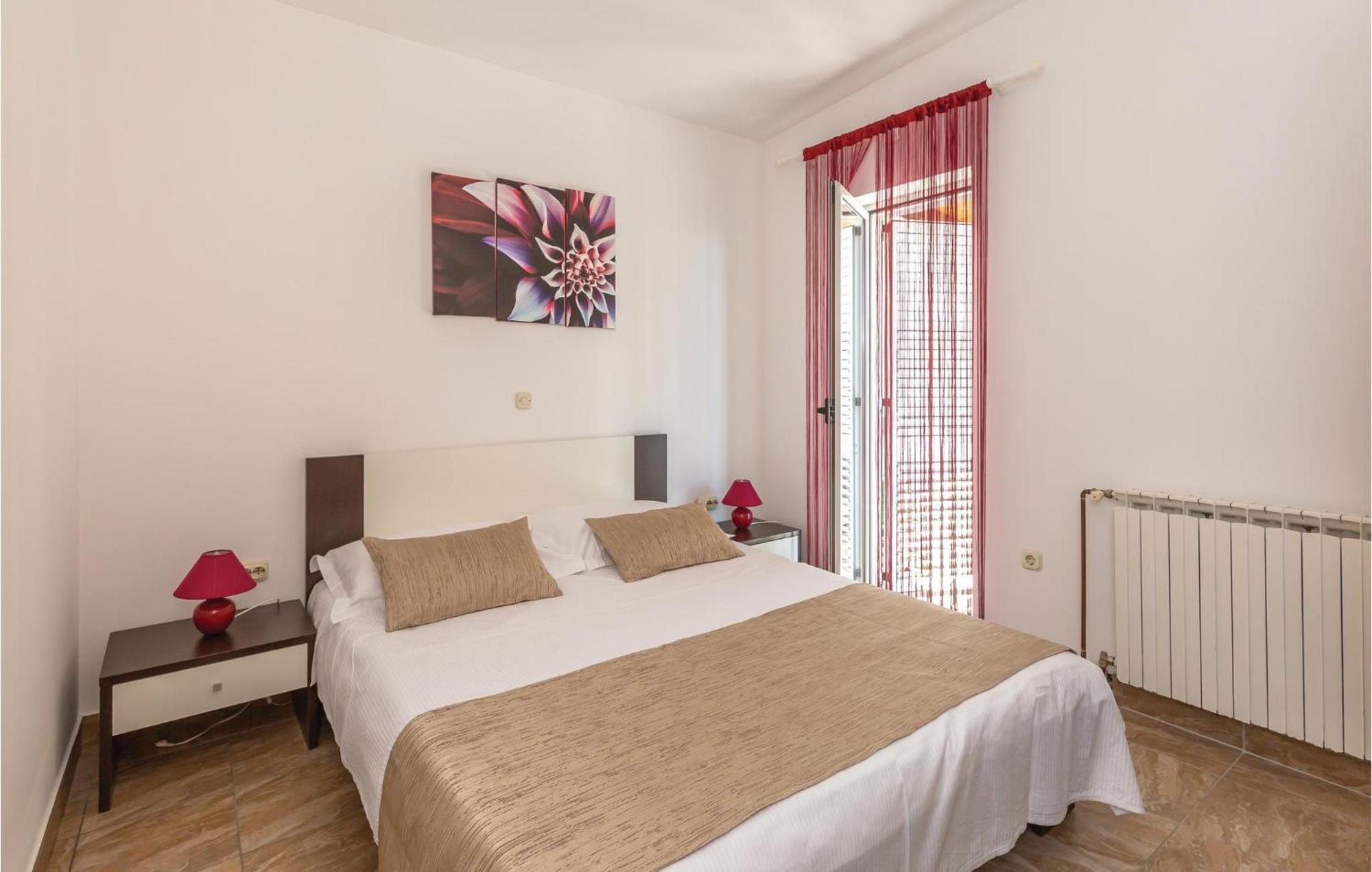 2 Bedroom Cozy Apartment In Makarska Exterior foto