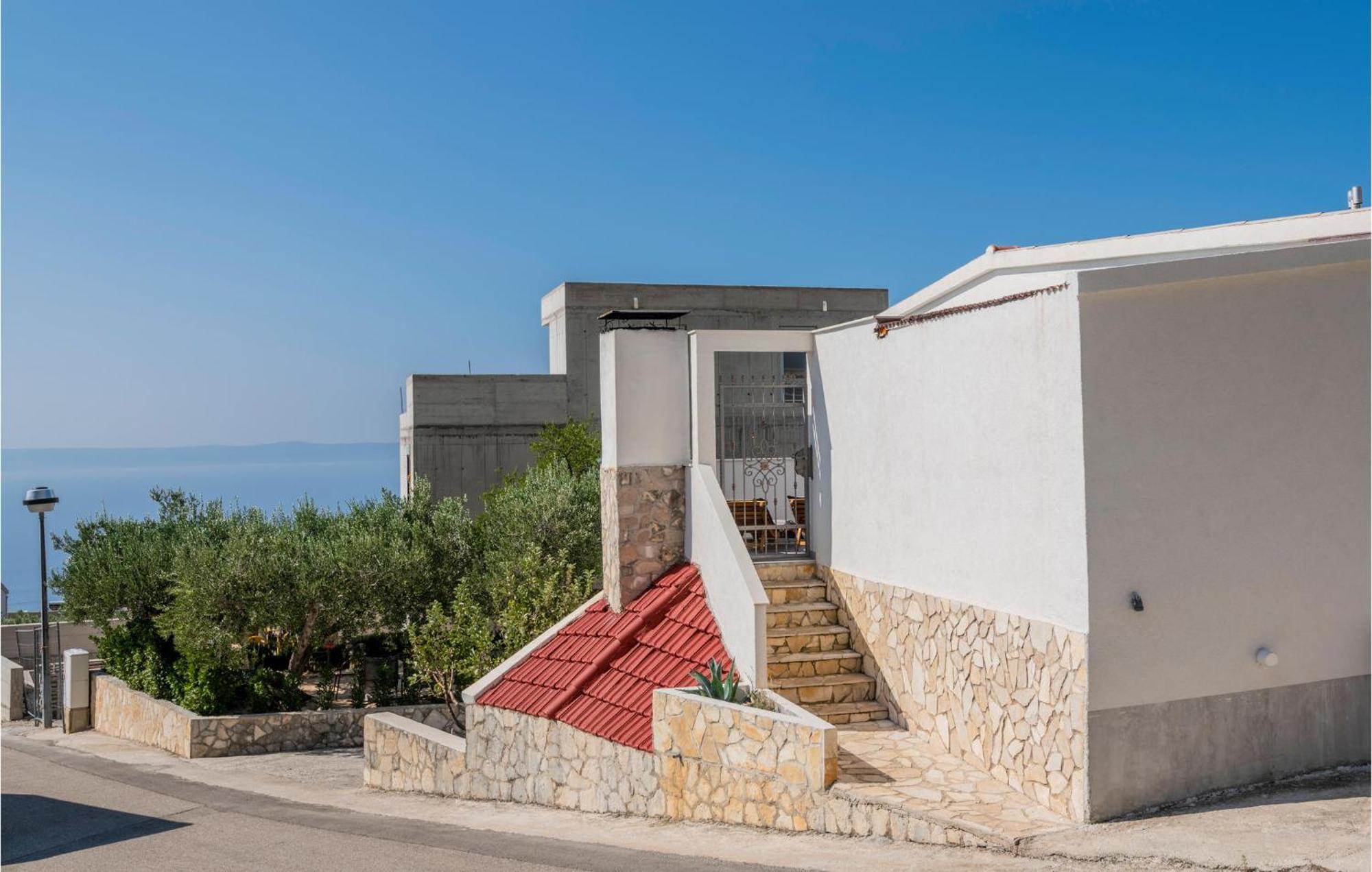 2 Bedroom Cozy Apartment In Makarska Exterior foto