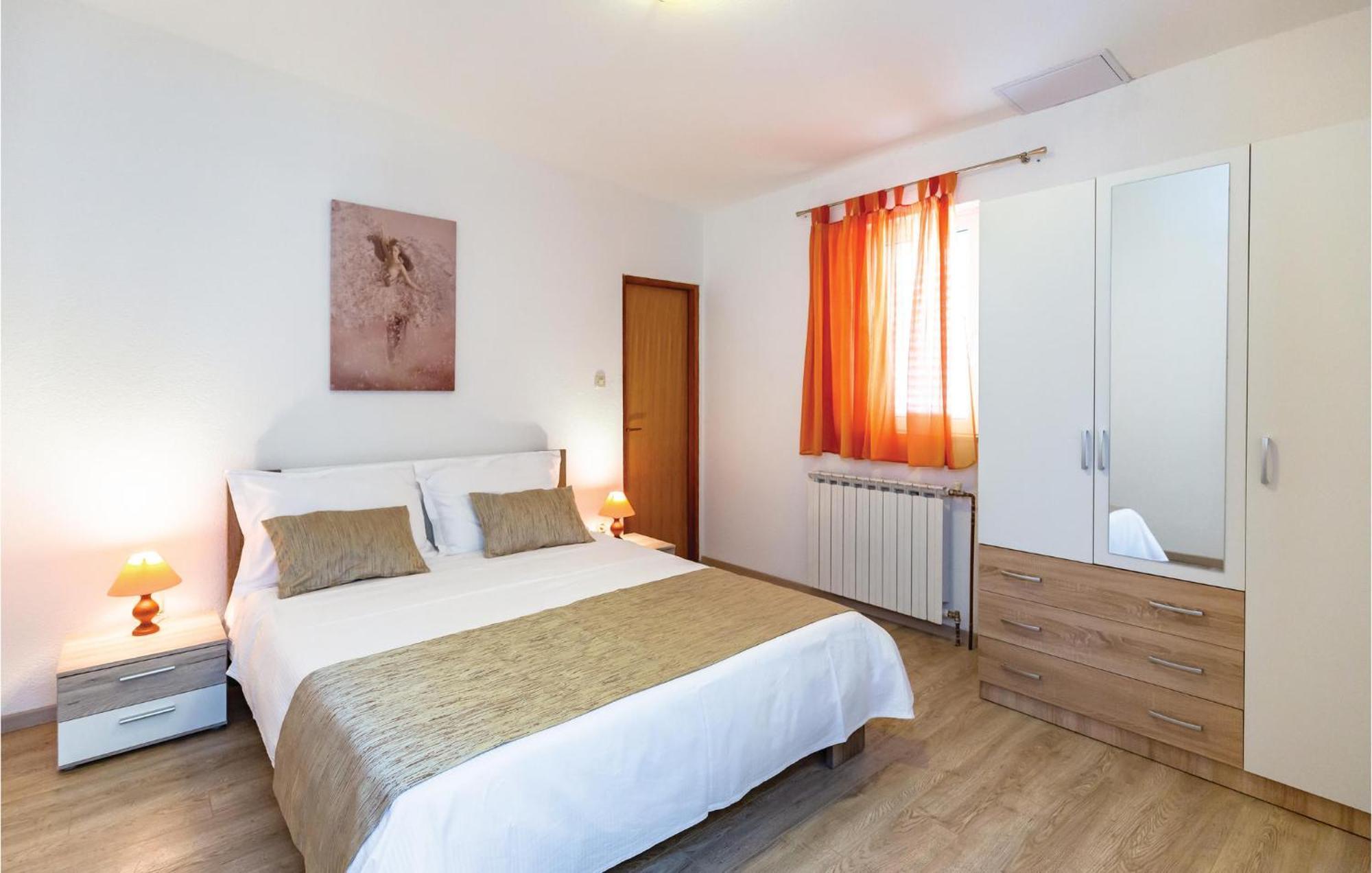 2 Bedroom Cozy Apartment In Makarska Exterior foto