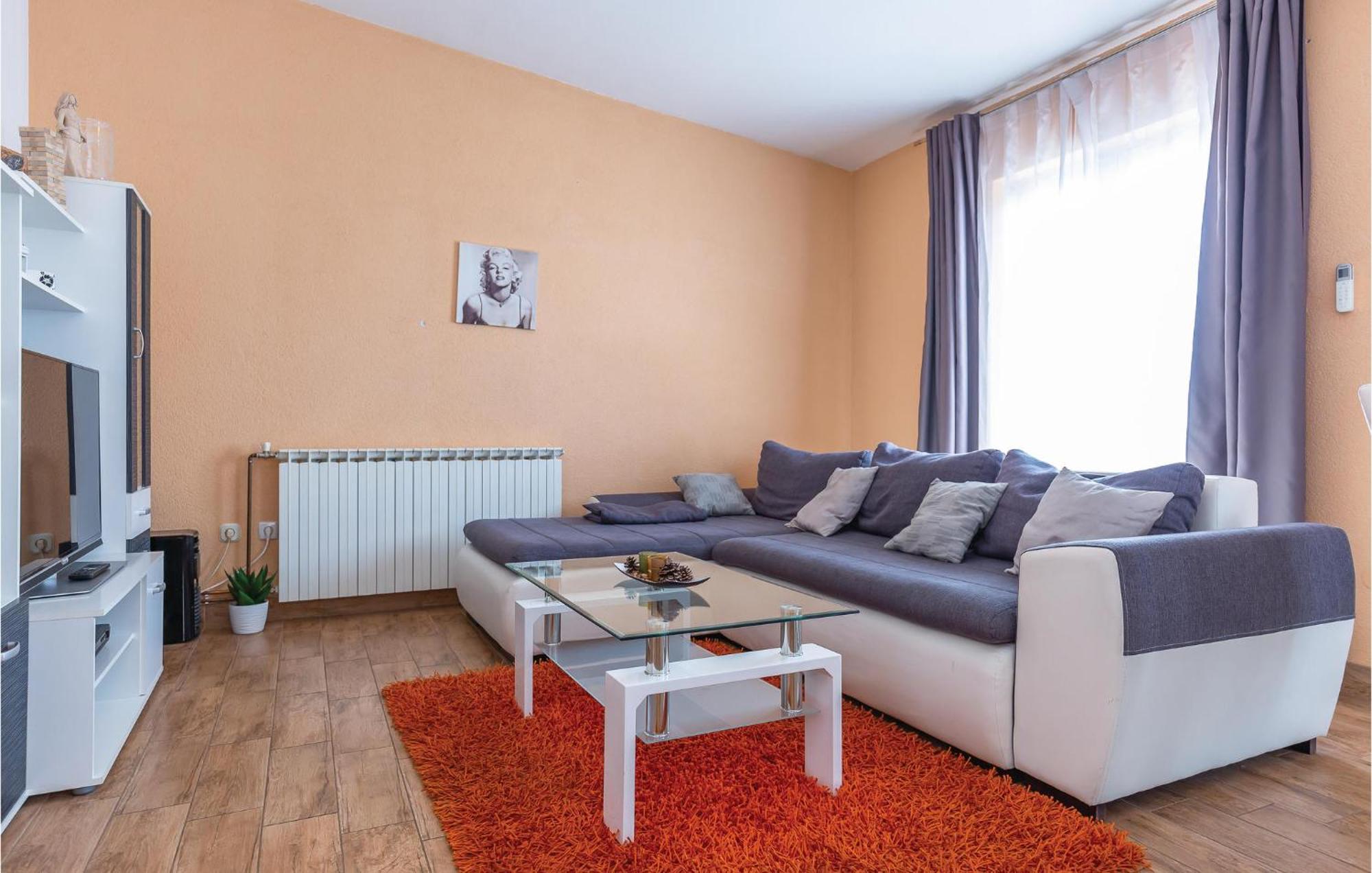 2 Bedroom Cozy Apartment In Makarska Exterior foto