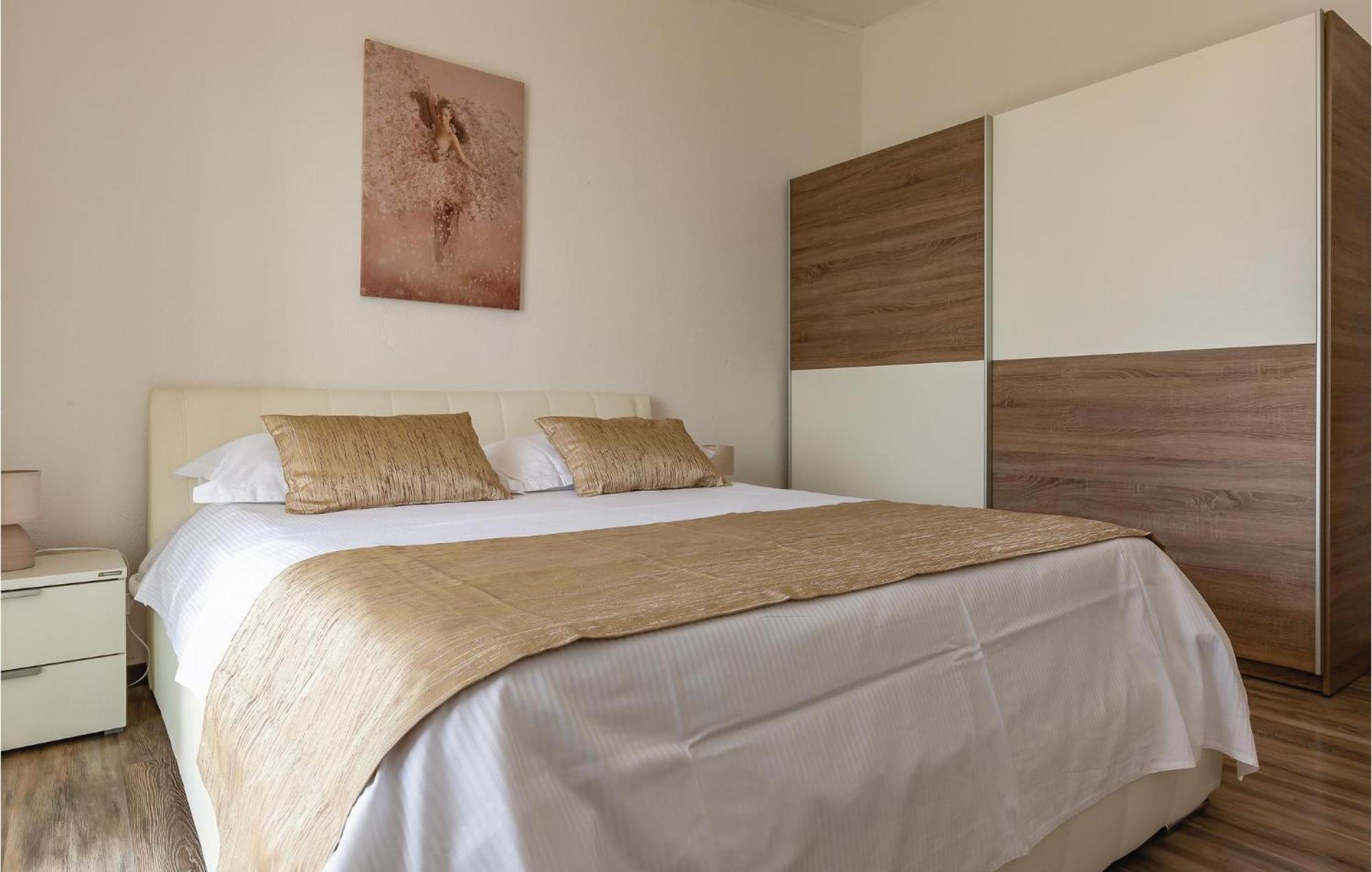 2 Bedroom Cozy Apartment In Makarska Exterior foto