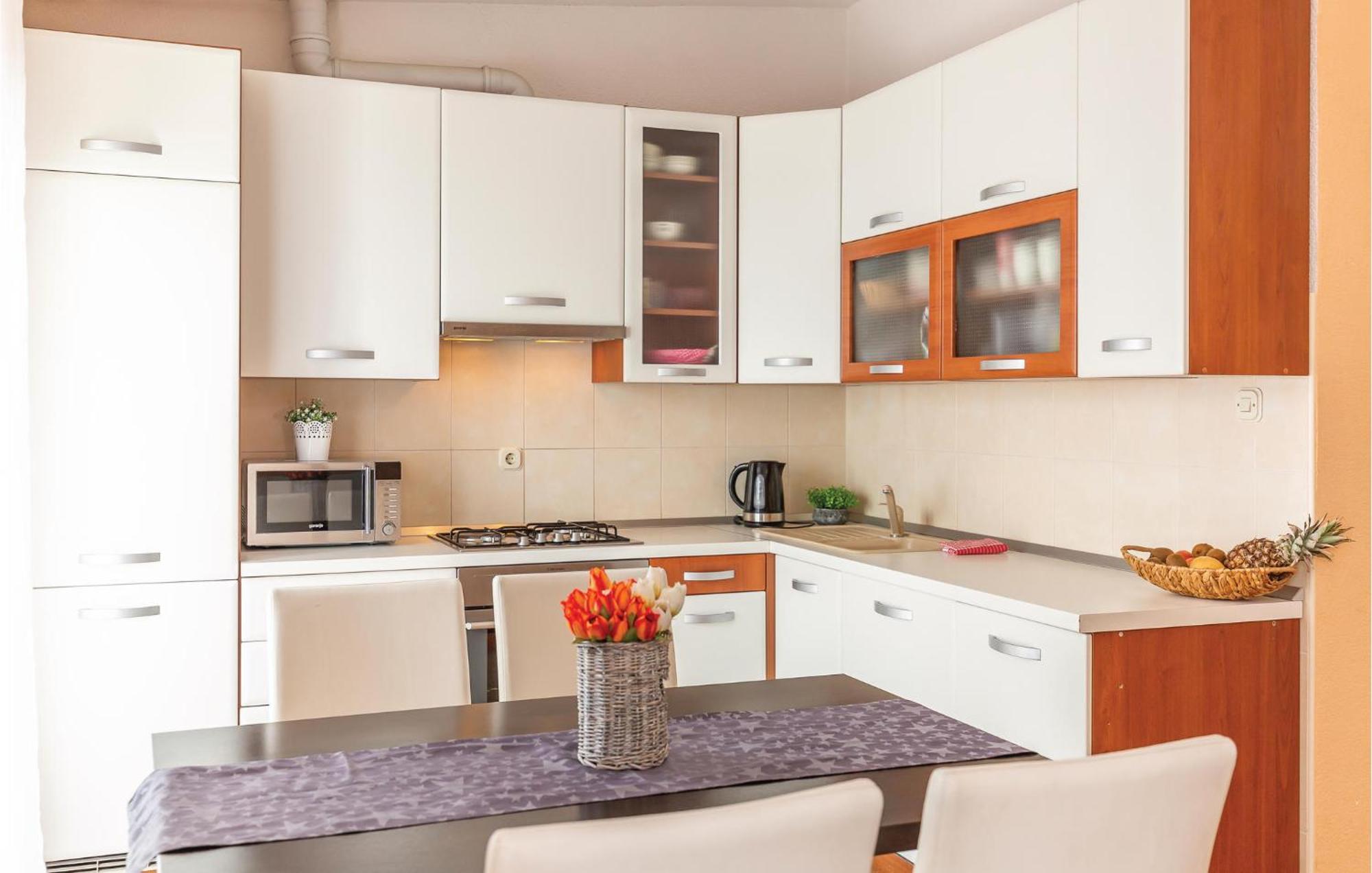 2 Bedroom Cozy Apartment In Makarska Exterior foto