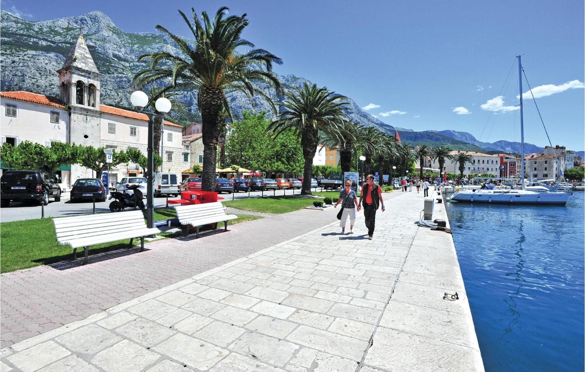 2 Bedroom Cozy Apartment In Makarska Exterior foto