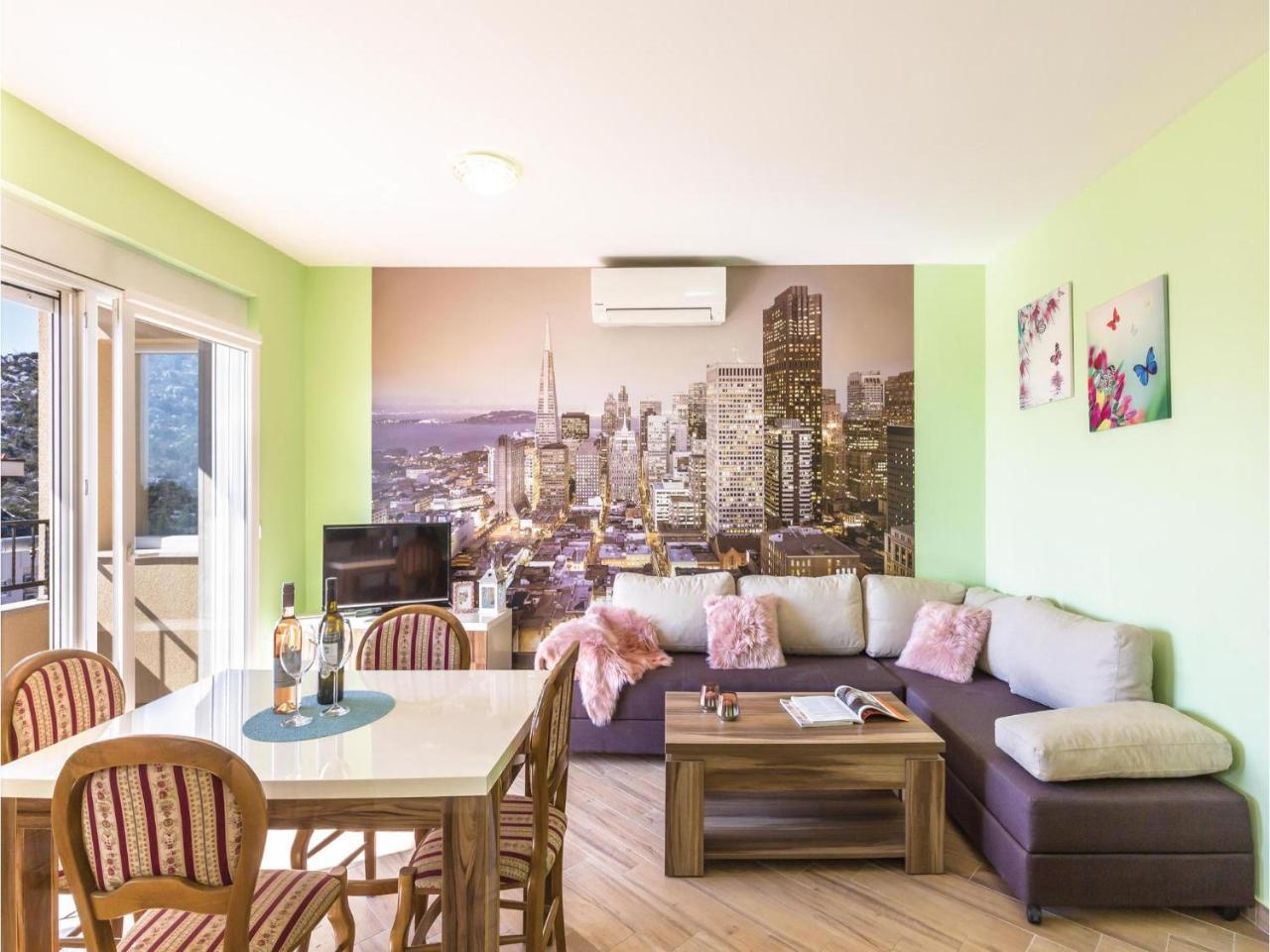 2 Bedroom Cozy Apartment In Makarska Exterior foto