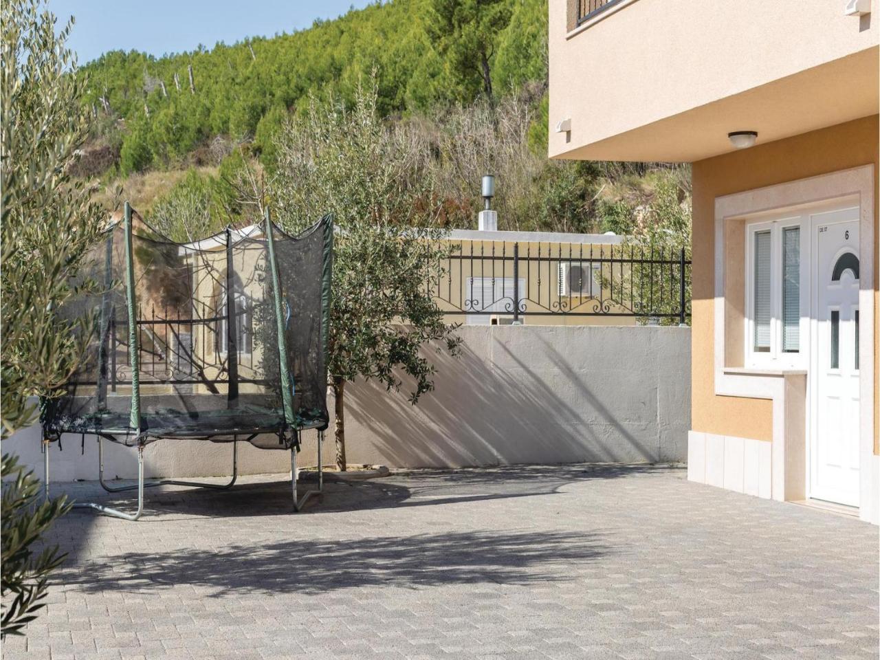 2 Bedroom Cozy Apartment In Makarska Exterior foto