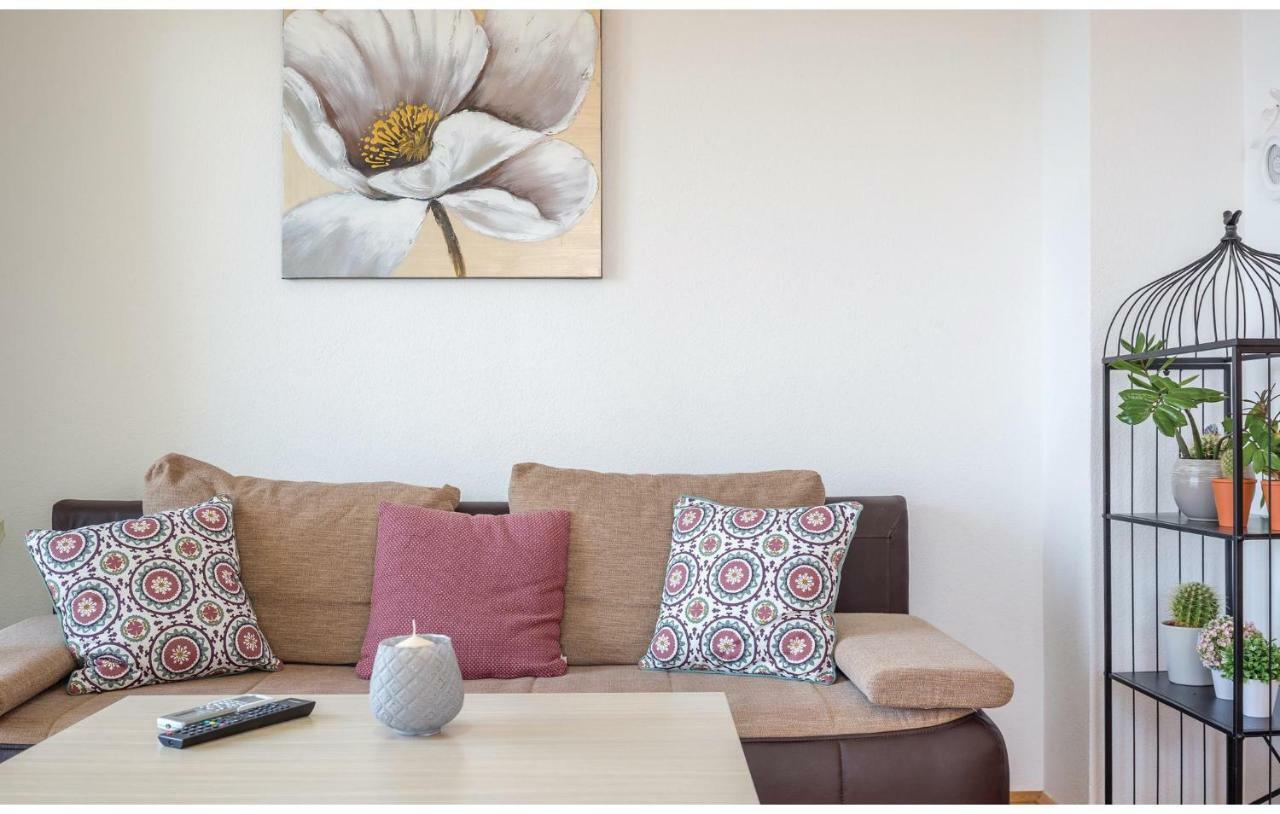 2 Bedroom Cozy Apartment In Makarska Exterior foto