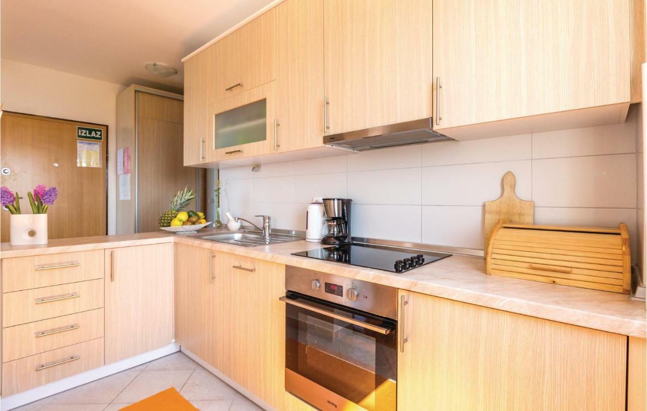 2 Bedroom Cozy Apartment In Makarska Exterior foto