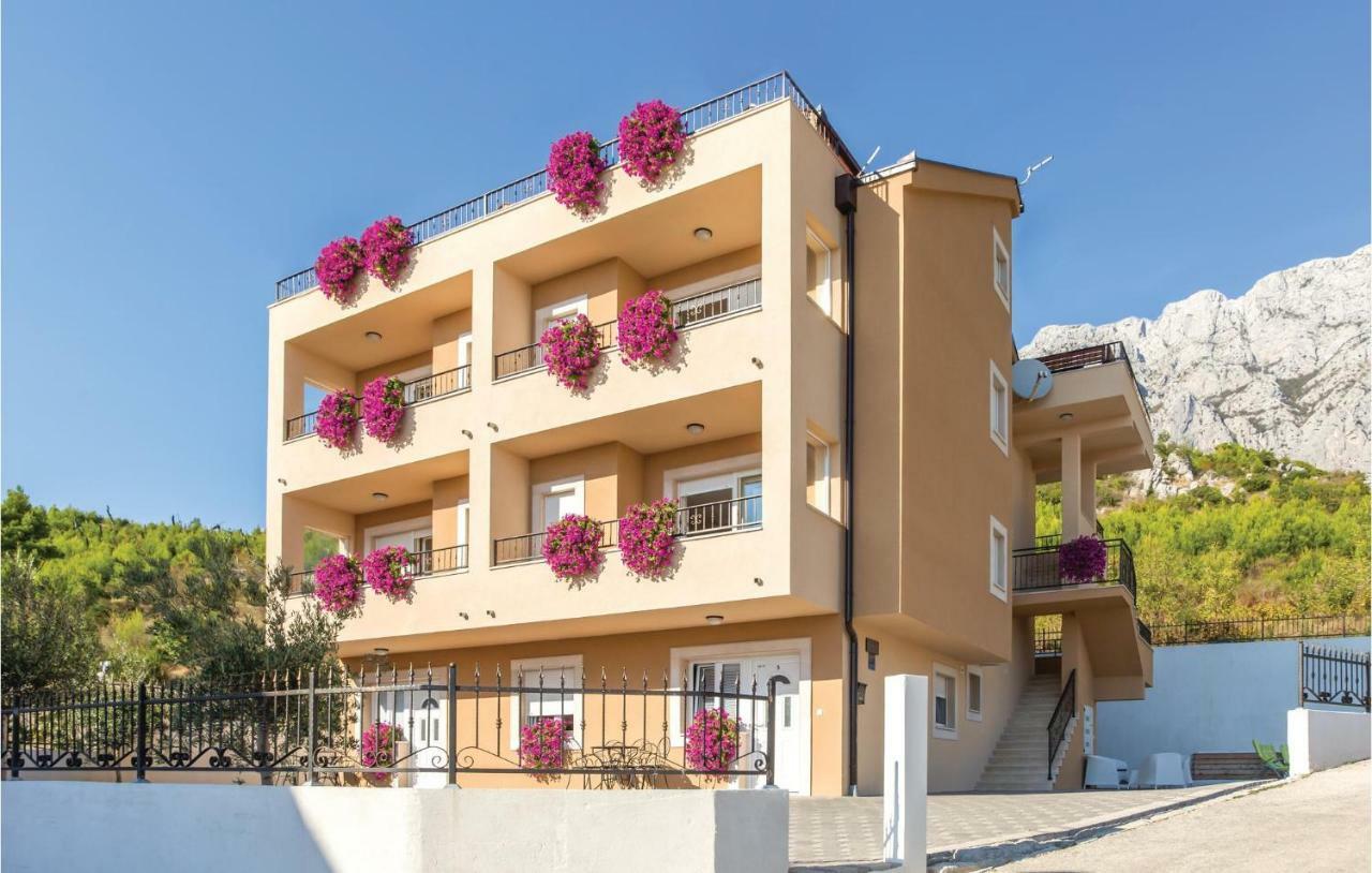 2 Bedroom Cozy Apartment In Makarska Exterior foto