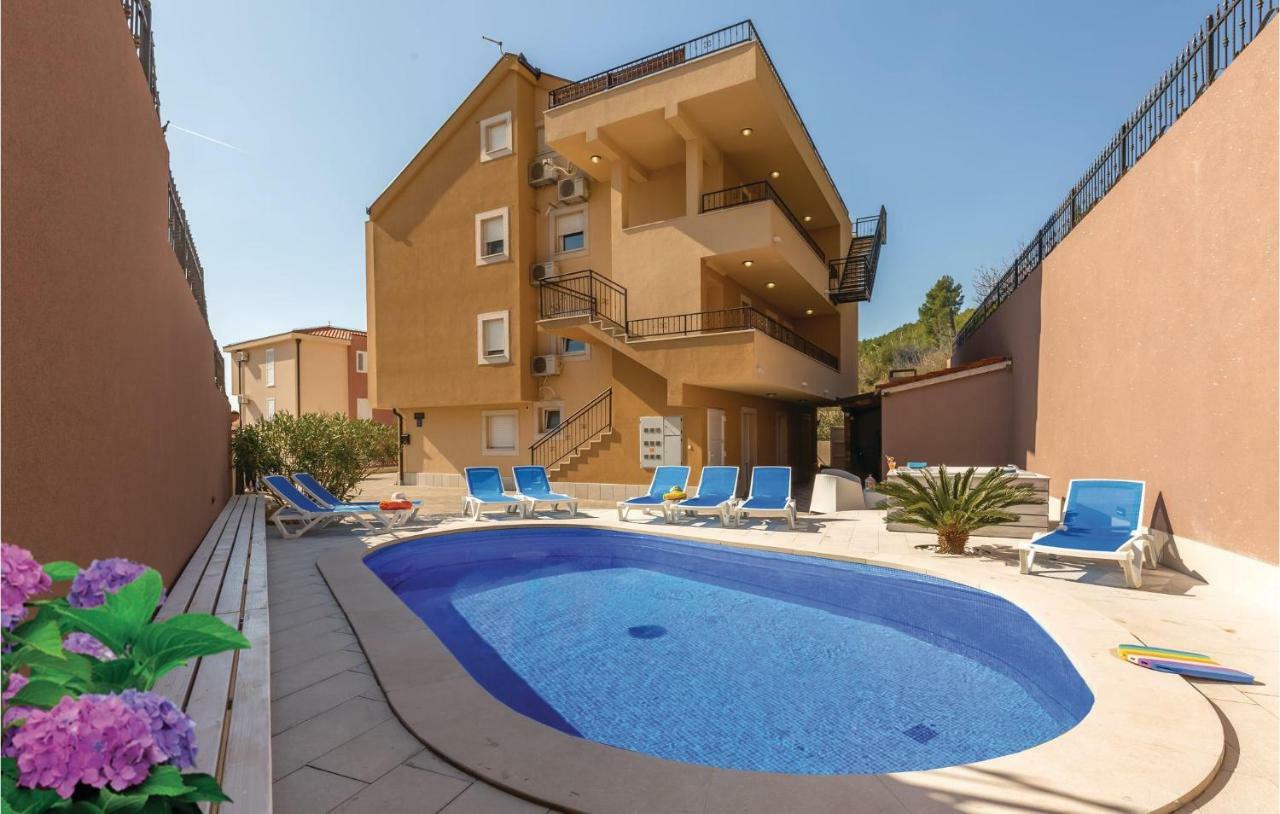 2 Bedroom Cozy Apartment In Makarska Exterior foto