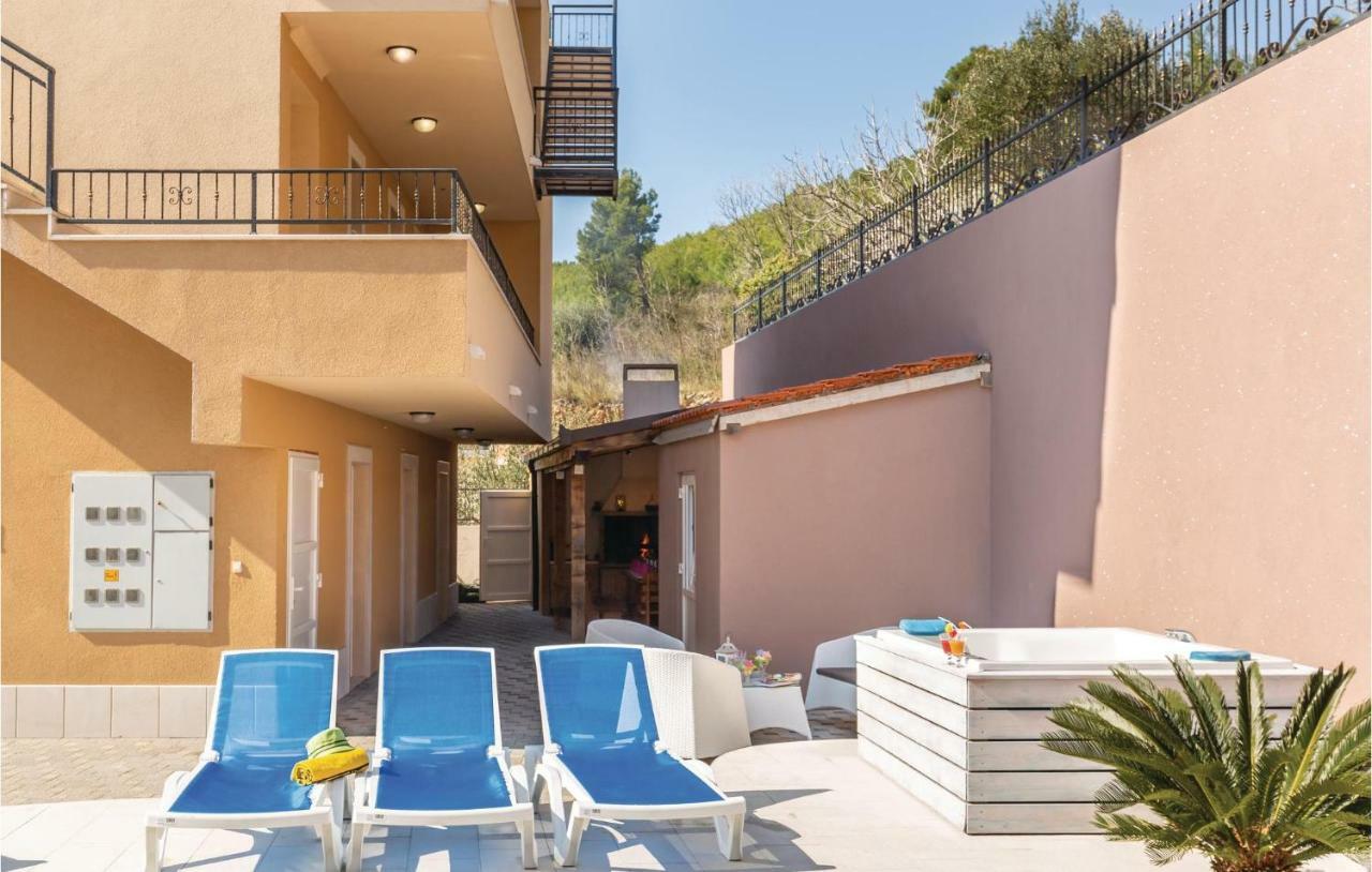 2 Bedroom Cozy Apartment In Makarska Exterior foto