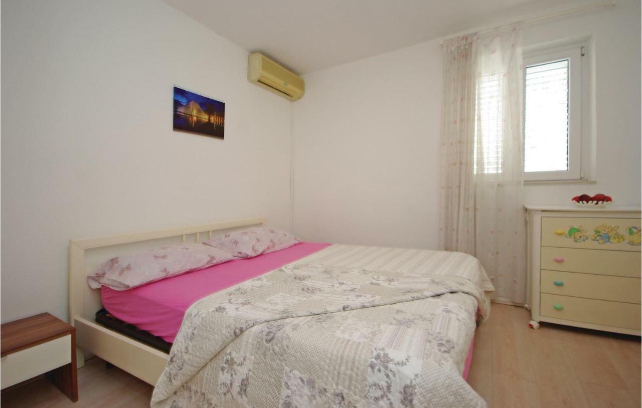 2 Bedroom Cozy Apartment In Makarska Exterior foto