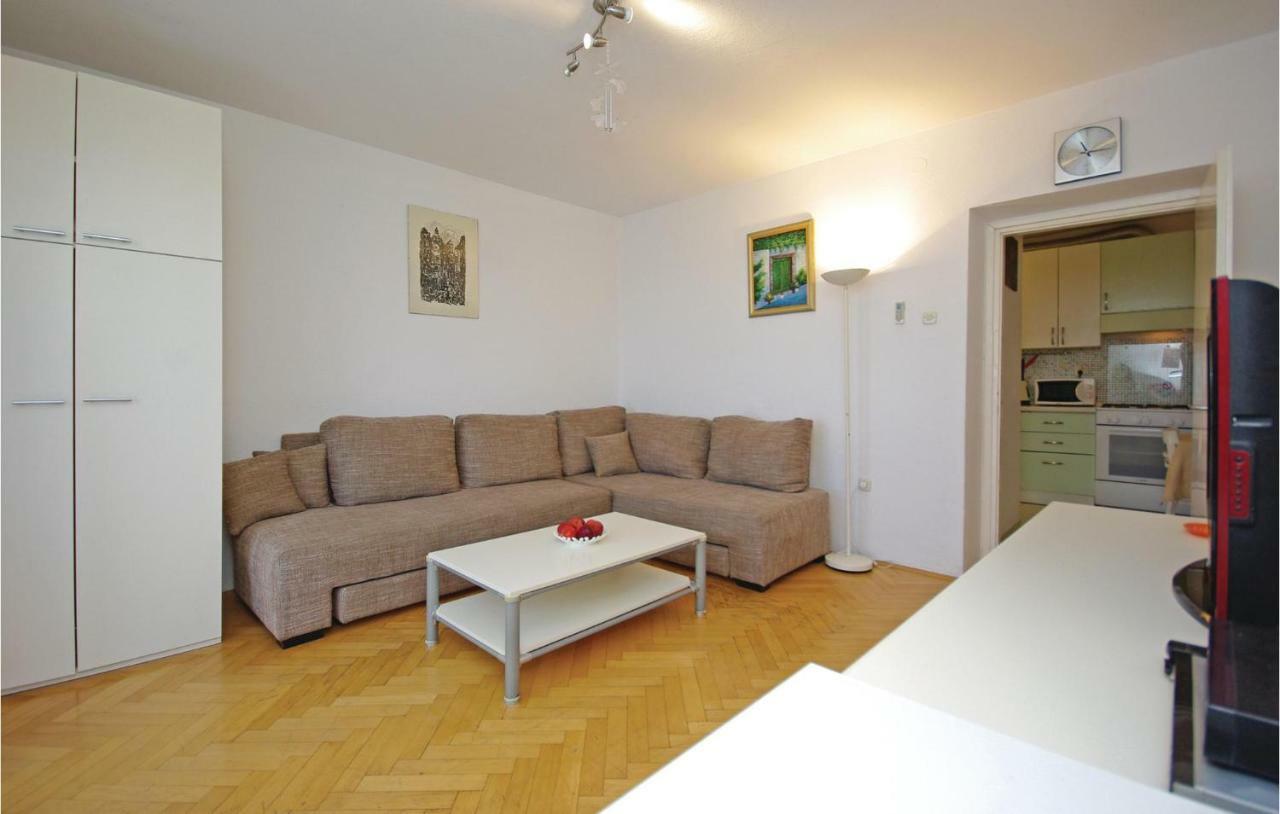 2 Bedroom Cozy Apartment In Makarska Exterior foto